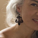 Florentiner Lilie Ohrringe, Schwarze Statement Ohrringe aus Naturkautschuk