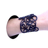 Dizzy Armband, Schwarzes Statement Armband aus Naturkautschuk