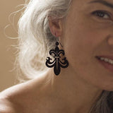 Boucles d'oreilles lys florentins, Boucles d'oreilles noires en caoutchouc naturel
