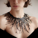Collier Drippin, collier de déclaration noir en caoutchouc naturel