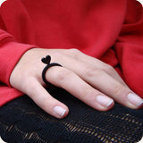 Anillo de corazón, anillo de mujer y niño en negro y rojo.