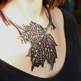 Collar Hoja de Otoño, Cadena Negra y Roja