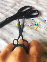 Anello a forbice, insolito anello nero in gomma naturale