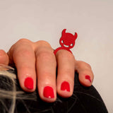 Anillo de diablo rojo, anillo llamativo negro de caucho natural