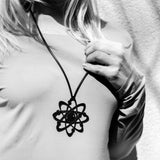 Collar Atom, collar largo de caucho negro para mujer