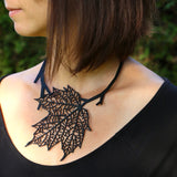 Collar Hoja de Otoño, Cadena Negra y Roja