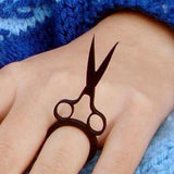 Anello a forbice, insolito anello nero in gomma naturale