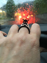 Bague tête de mort, bague noire insolite en caoutchouc naturel